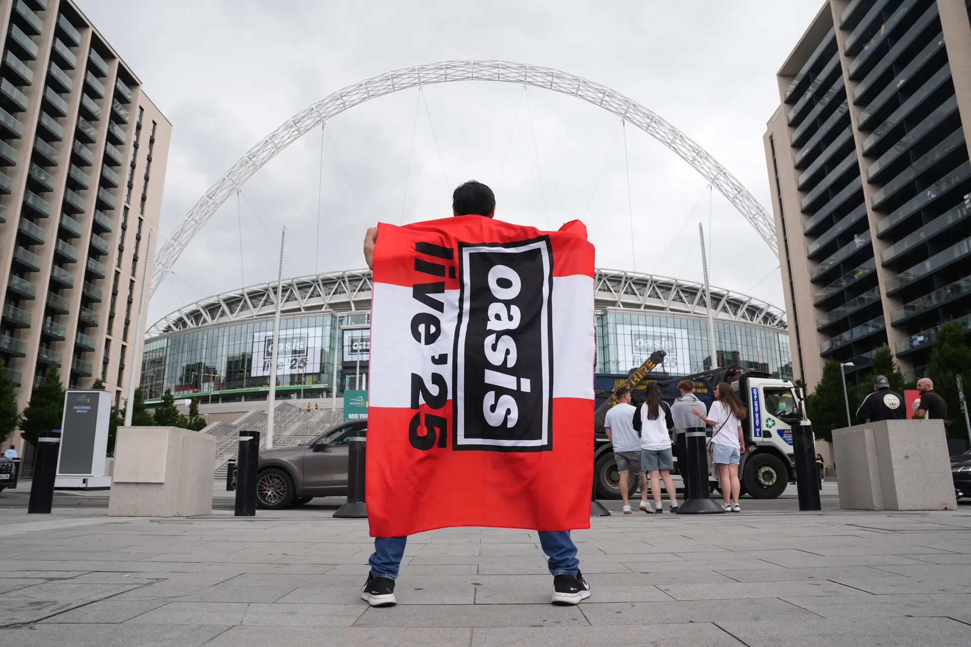 Espectador morre após queda em concerto de Oasis em Londres