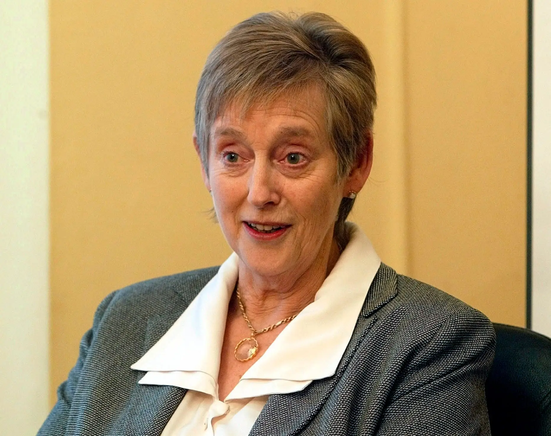 Morreu a agente secreta Stella Rimington, a primeira mulher a dirigir o MI5