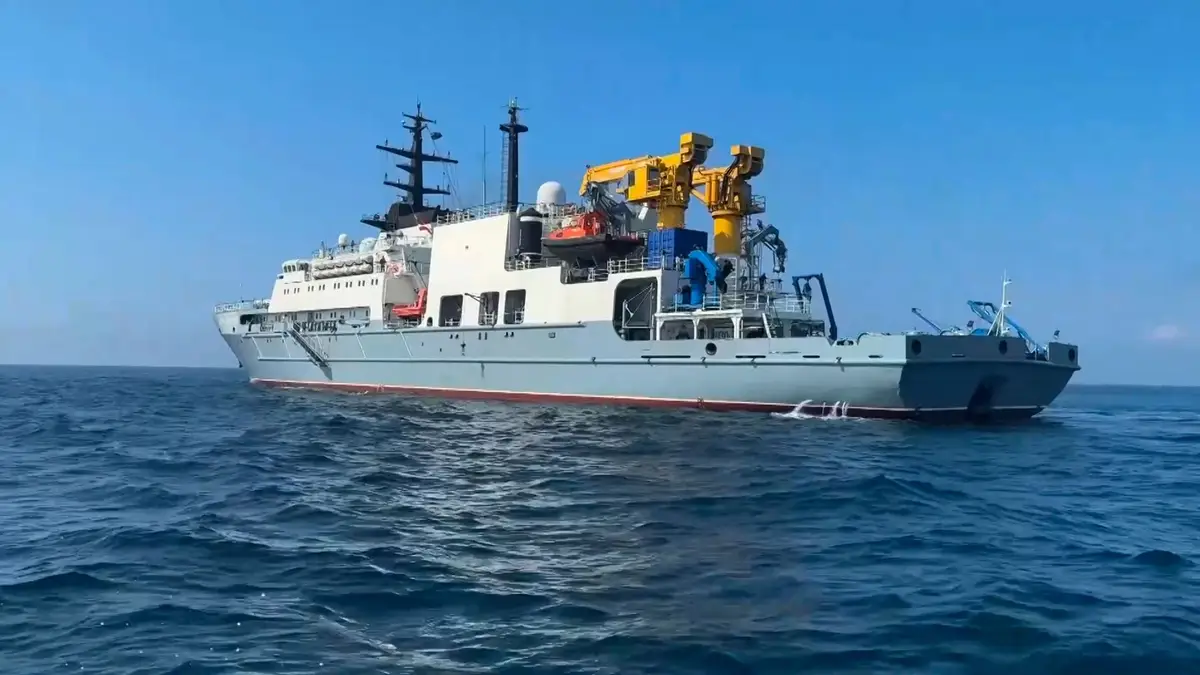 Nesta foto, retirada de um vídeo divulgado pelo Serviço de Imprensa do Ministério da Defesa da Rússia na terça-feira, 5 de agosto de 2025, o navio de salvamento russo "Igor Belousov" participa no exercício militar conjunto China-Rússia "Joint Sea-2025", perto de Vladivostok, no extremo oriente da Rússia.