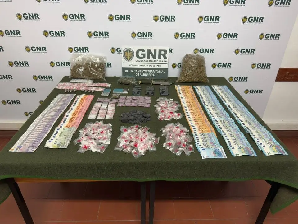 Dieciocho reclusos en Albufura y confiscaron más de 3.000 dosis de drogas