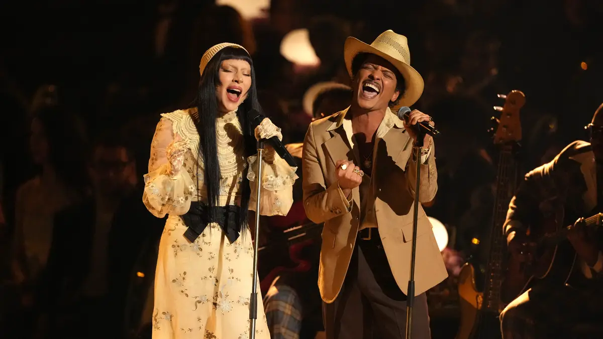 Lady Gaga, à esquerda, e Bruno Mars atuam com a música "California Dreamin'" durante a 67.ª cerimónia anual dos Grammy Awards, no domingo, 2 de fevereiro de 2025, em Los Angeles.