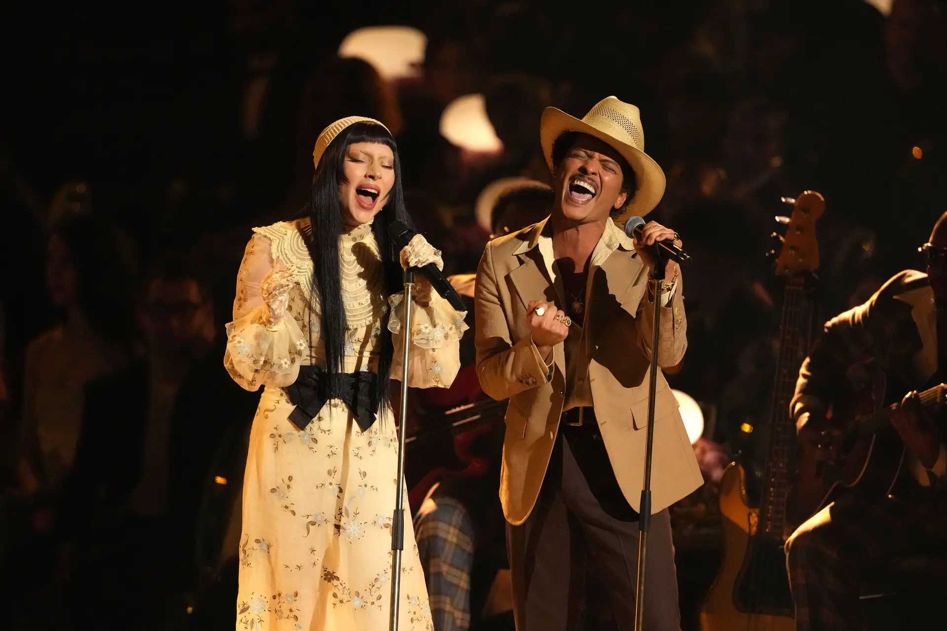 Lady Gaga, en el lado izquierdo, y Bruno Mars lidiando con música "California soñando" En el 67º evento anual de premios Grammy celebrado el domingo 2 de febrero de 2025 en Los Ángeles.