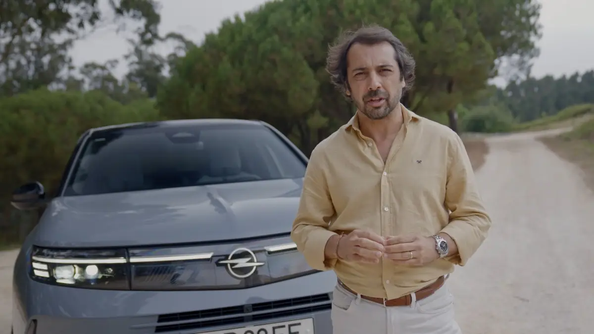 Pedro Amante ao volante do Opel Grandland Hybrid