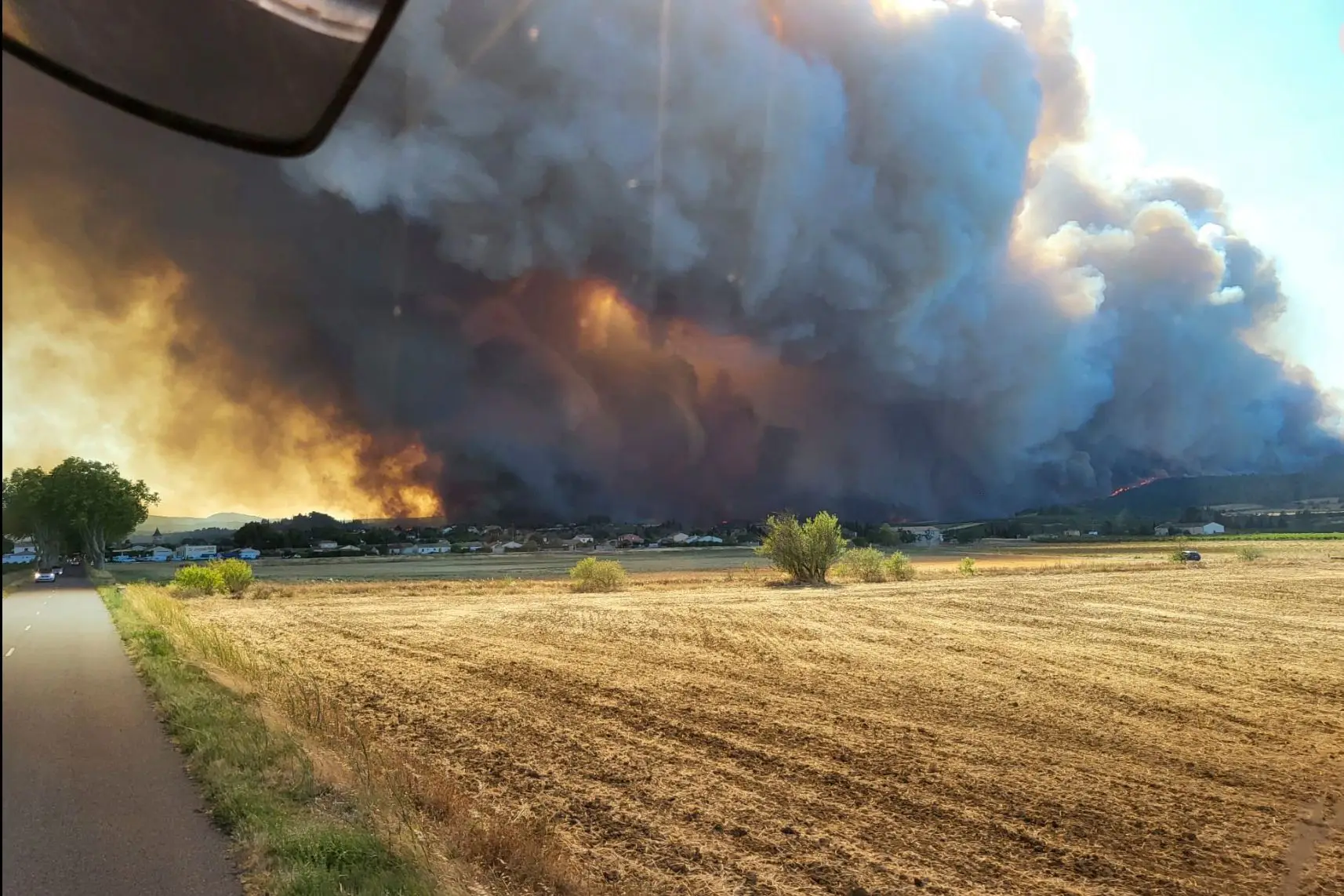 El fuego en Francia mata a una mujer, lastima a muchos bomberos y destruye más de 11,000 hectáreas