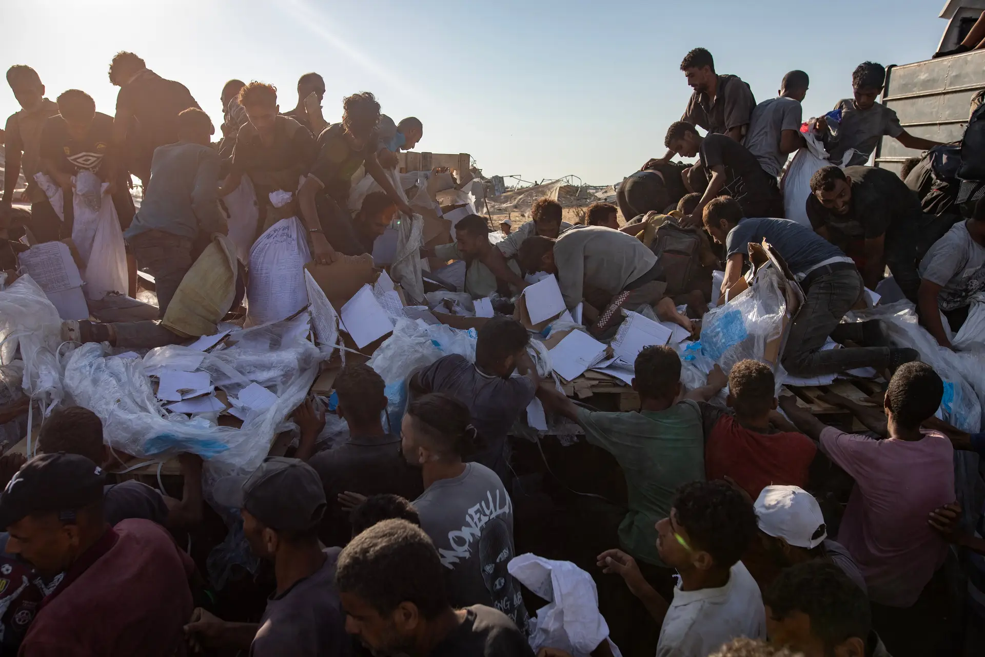 Venti persone sono morte in un trasferimento di camion che trasportava aiuto umanitario nella striscia di Gaza
