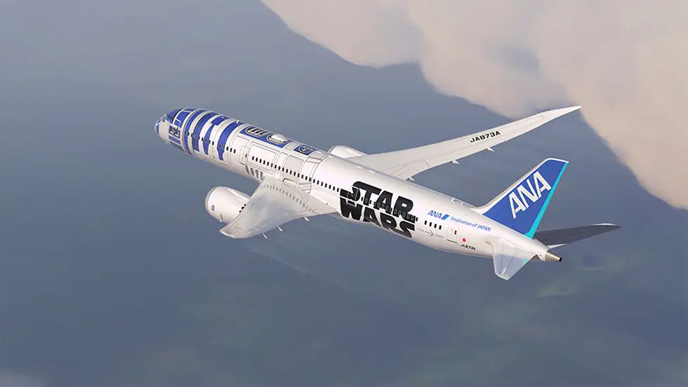 Boeing 787 da ANA (All Nippon Airways) com a pintura especial do R2-D2, um dos personagens icónicos da saga Star Wars, no âmbito do Projeto Star Wars da companhia aérea.