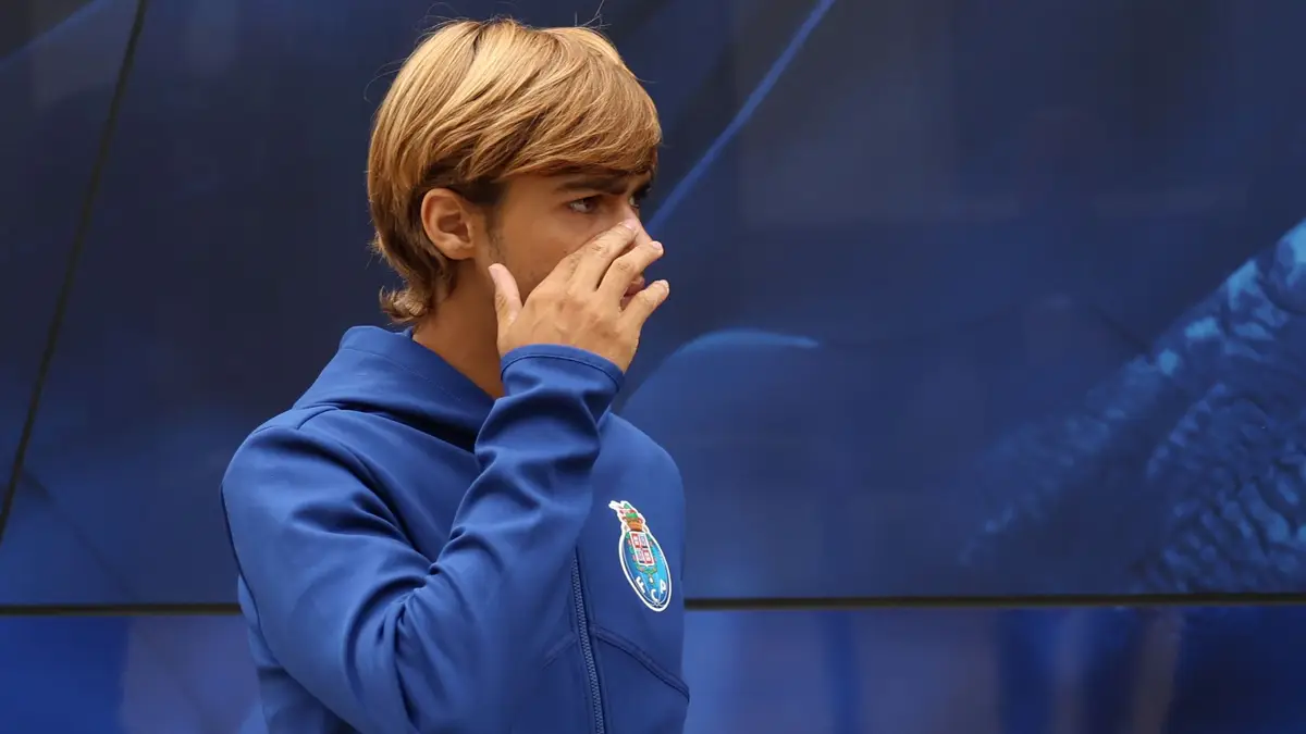 Rodrigo Mora no funeral do Jorge Costa