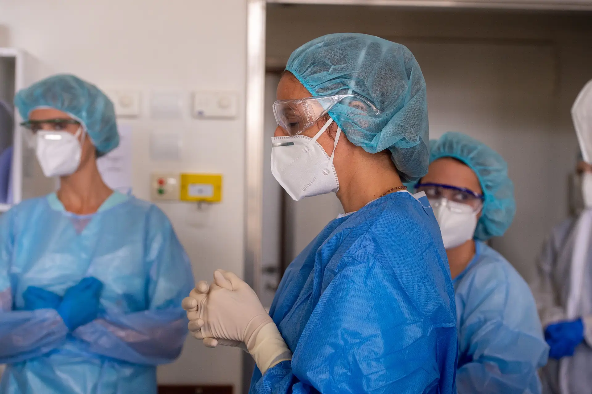 Médica reza por um doente grave com covid-19 que acabou por morrer devido à infeção por coronavírus (2 de março de 2021, Lisboa)
