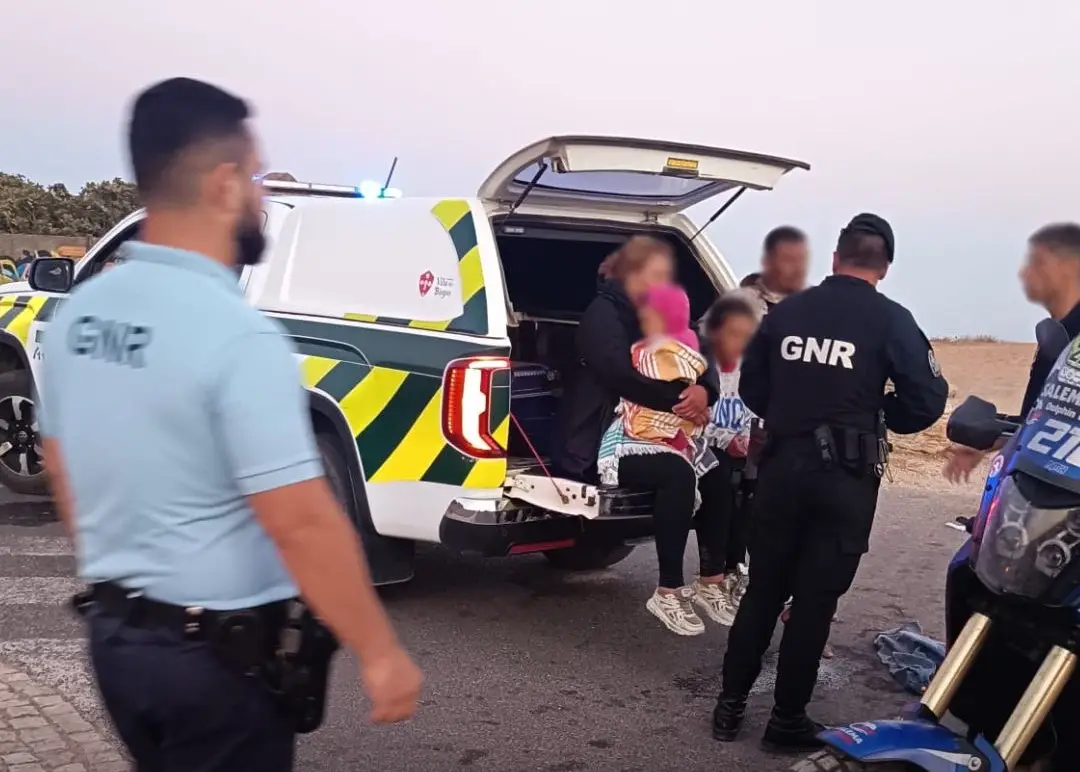 Barco com migrantes que desembarcou no Algarve tinha sete menores a bordo