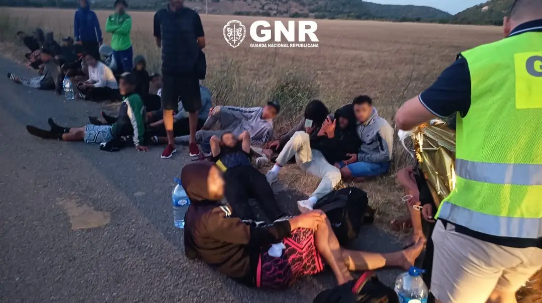 Vila do Bisco - La Junta de GNR protege a 38 inmigrantes en el barco