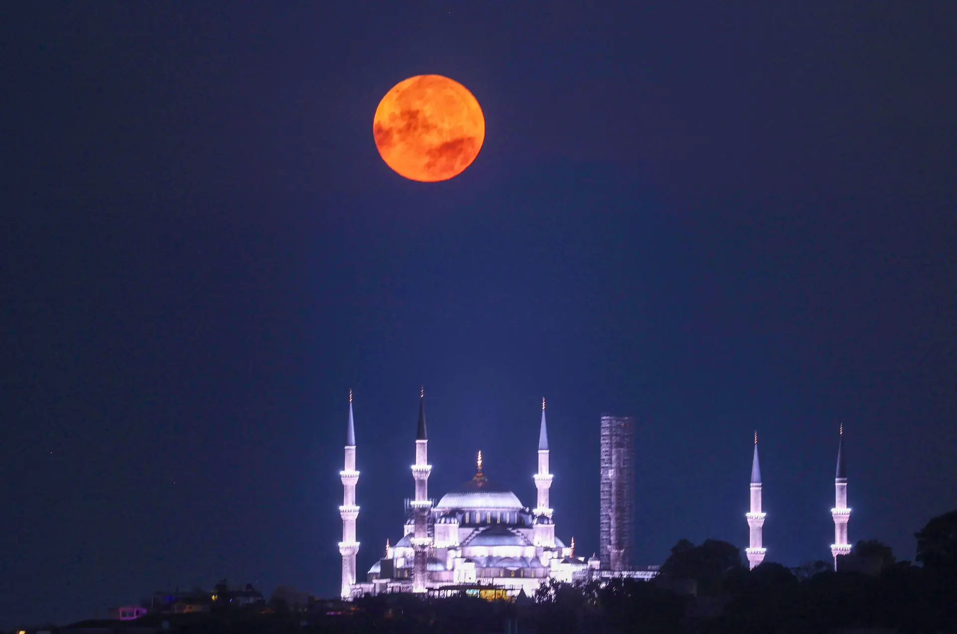 Esteja atento ao céu: “Lua do Esturjão” e estrelas cadentes vão iluminar noites de agosto