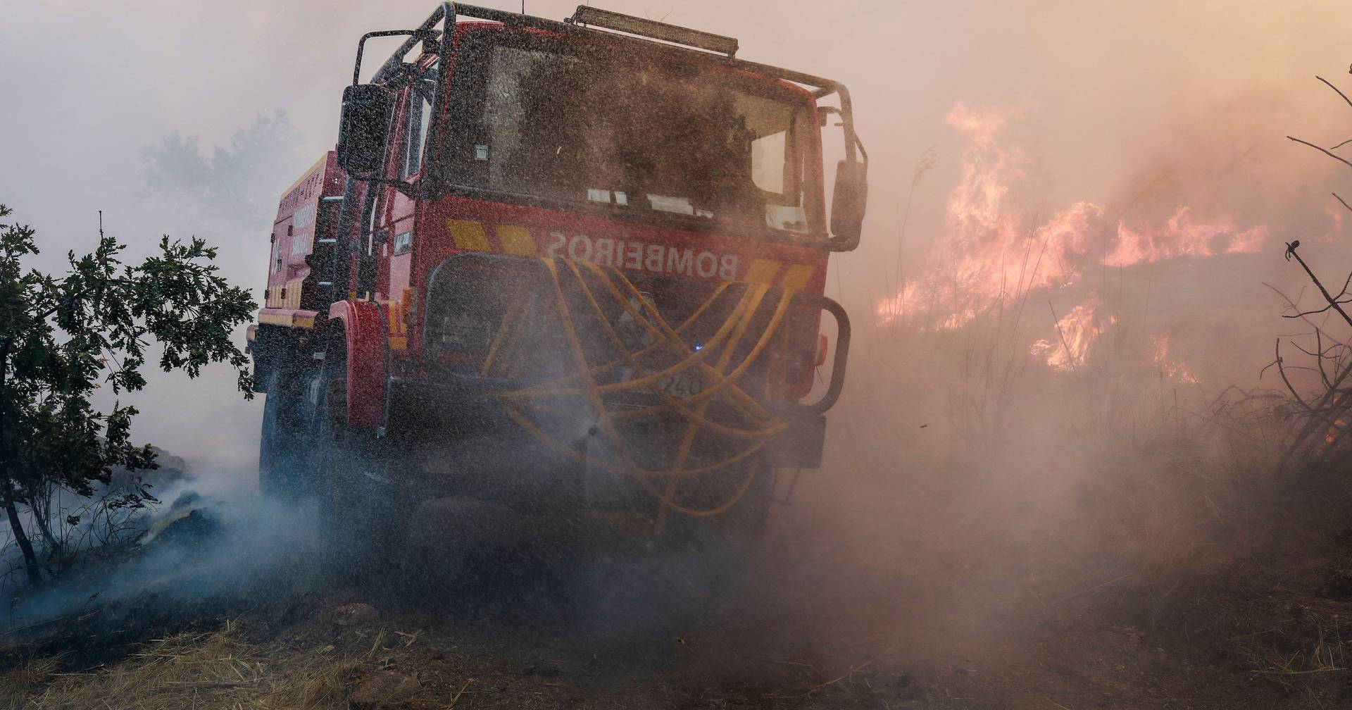 More than 100 firefighters battle blaze in Serra do Caramulo - SIC Notícias