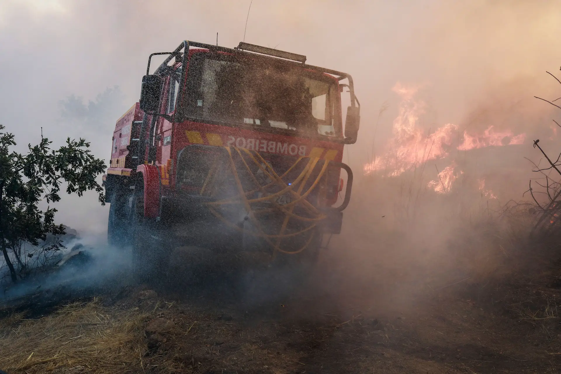 Quatro bombeiros feridos em capotamento do veículo em que seguiam em Penedono