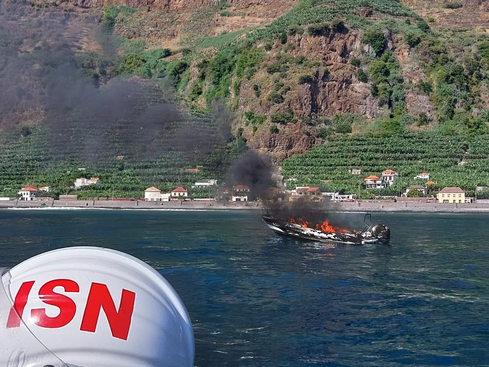Familia de quatro pessoas resgatada de embarcação que se incendiou no mar da Madeira