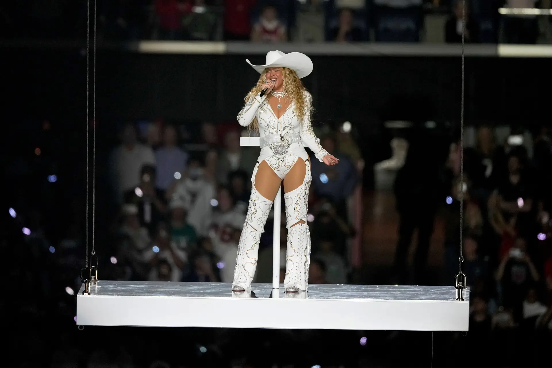Beyoncé durante o intervalo do jogo da NFL entre os Baltimore Ravens e os Houston Texans, na quarta-feira, 25 de dezembro de 2024, em Houston.