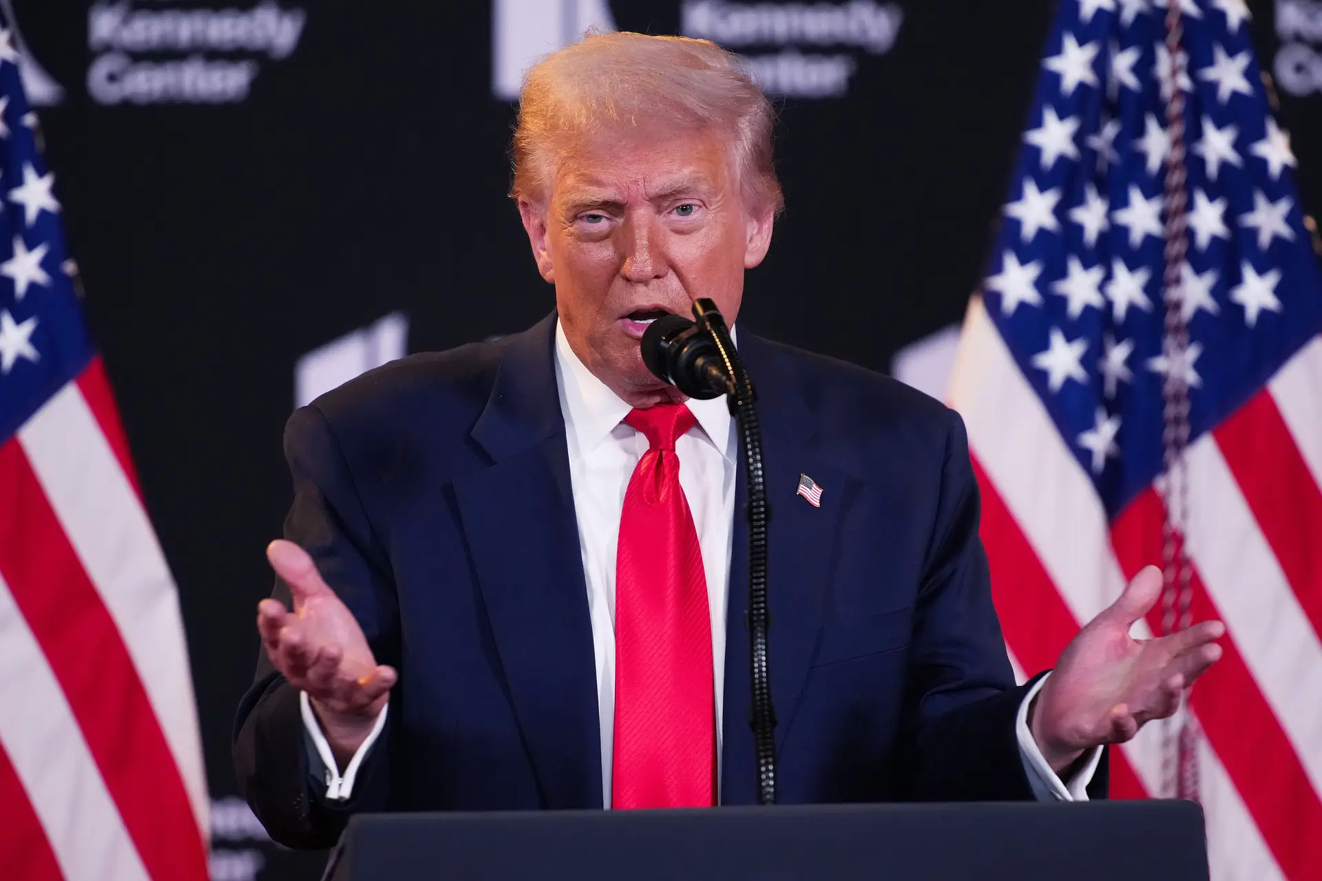 Trump ameaça Moscovo com "consequência muito graves" se Putin não concordar com o cessar-fogo