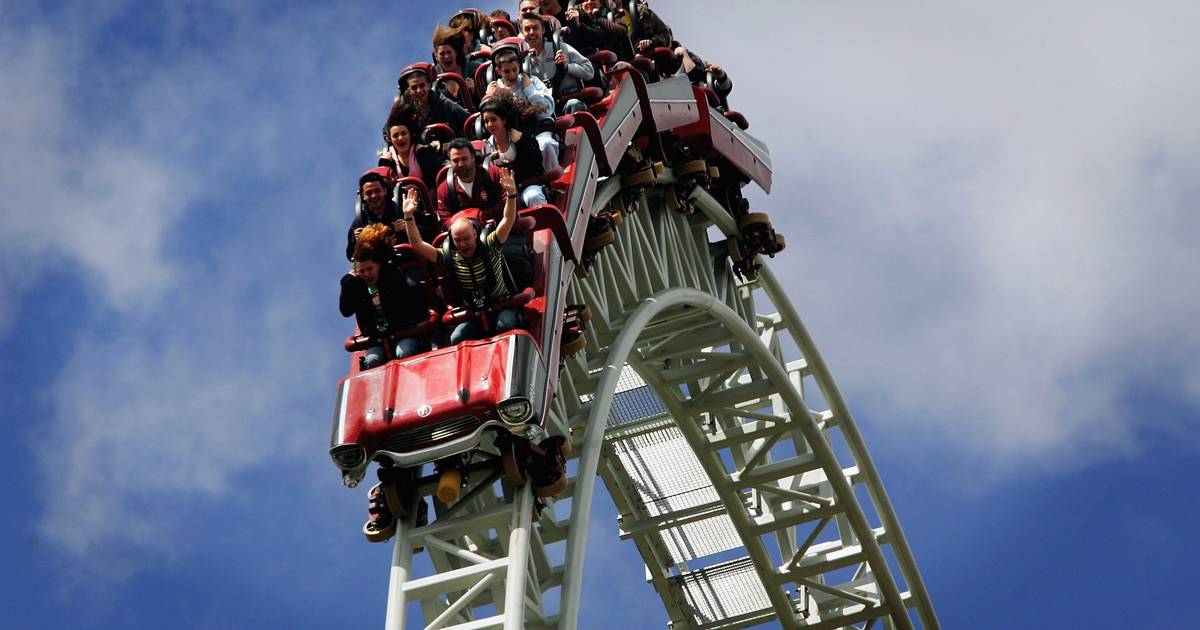 Avaria em montanha-russa nos Estados Unidos obriga visitantes a retirarem-se...a pé