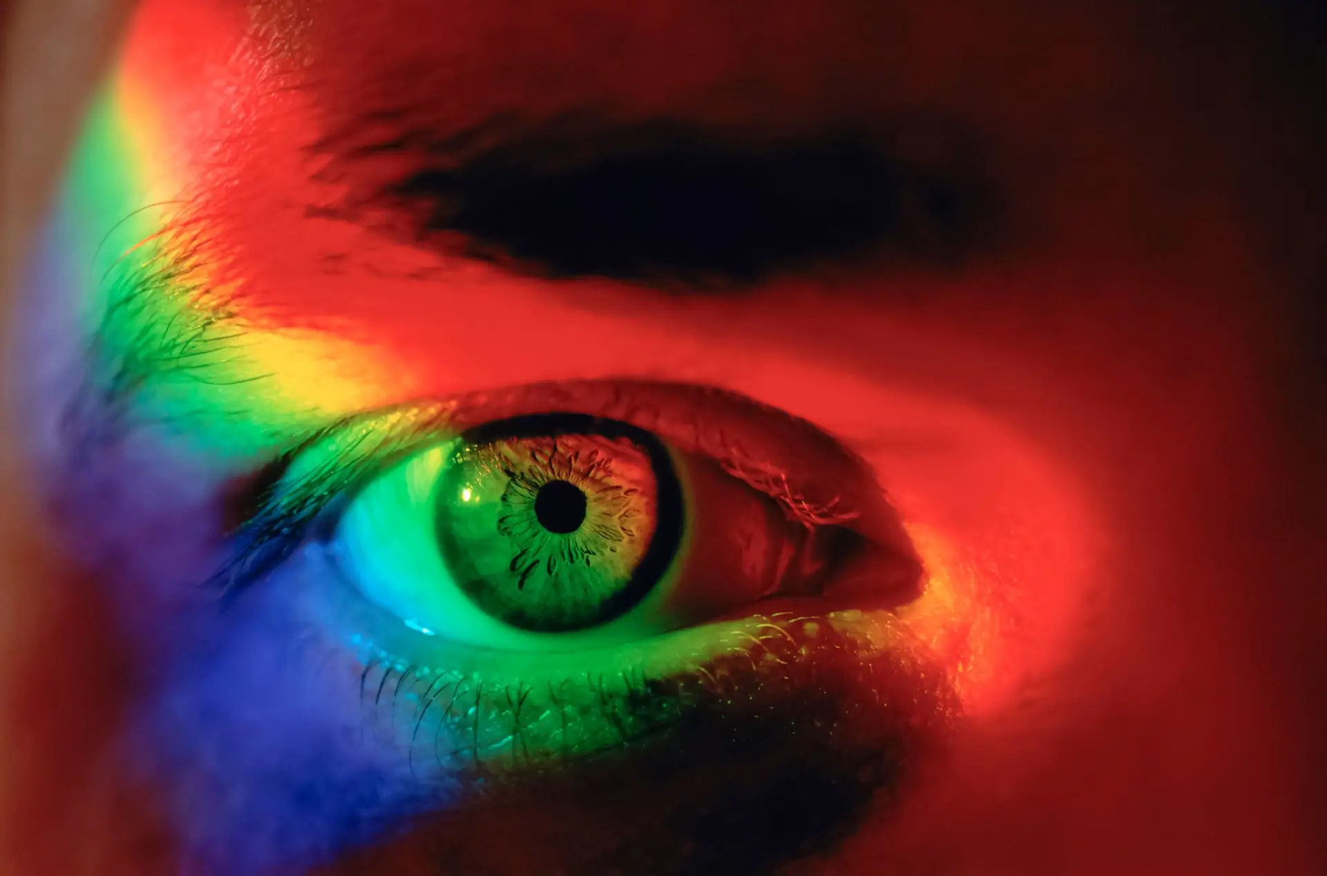 À medida que envelhecemos vemos o mundo com menos cor - literalmente