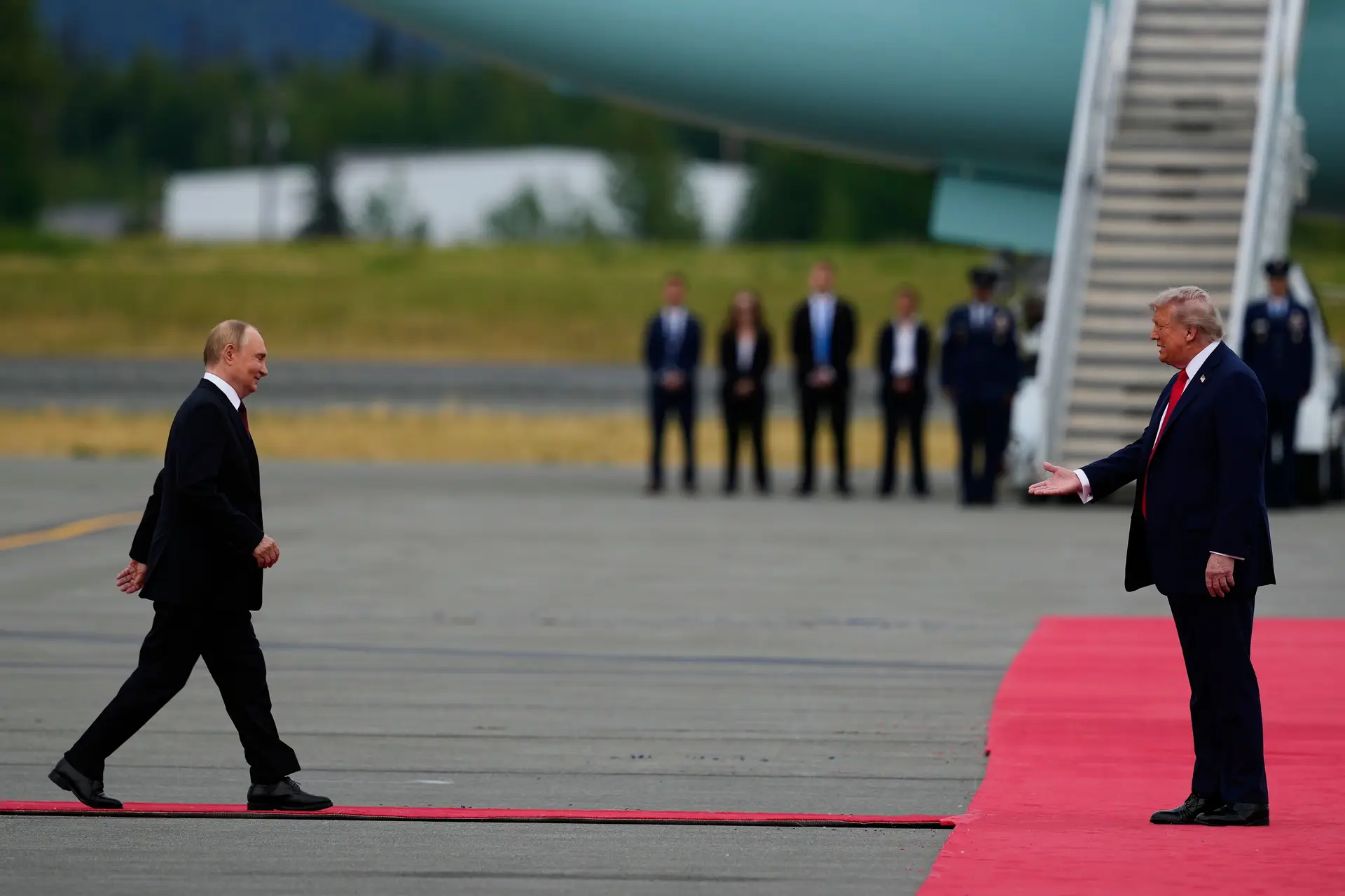 O Presidente Donald Trump cumprimenta o Presidente da Rússia, Vladimir Putin, na sexta-feira, 15 de agosto de 2025, na Base Conjunta Elmendorf-Richardson, no Alasca.