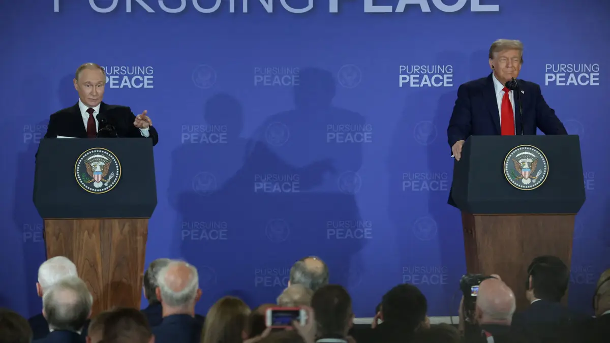 O Presidente dos EUA, Donald Trump, e o Presidente russo, Vladimir Putin, realizam uma conferência de imprensa após a sua reunião para negociar o fim da guerra na Ucrânia, na Base Conjunta Elmendorf-Richardson, em Anchorage, Alasca, EUA, a 15 de agosto de 2025.