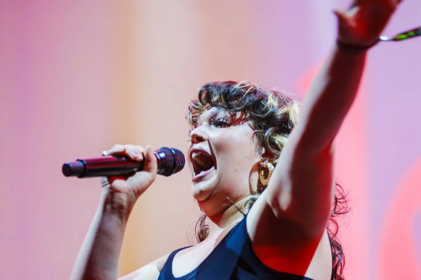 Cantora Lola Young desmaia durante concerto em Nova Iorque