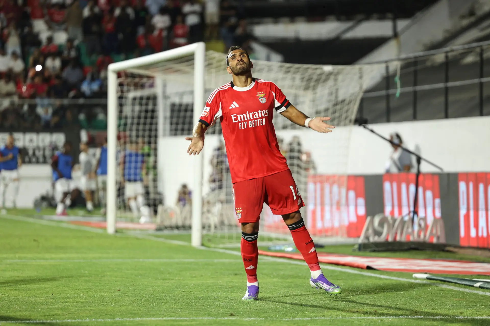 Benfica estreia-se a ganhar no campeonato frente ao Estrela da Amadora 