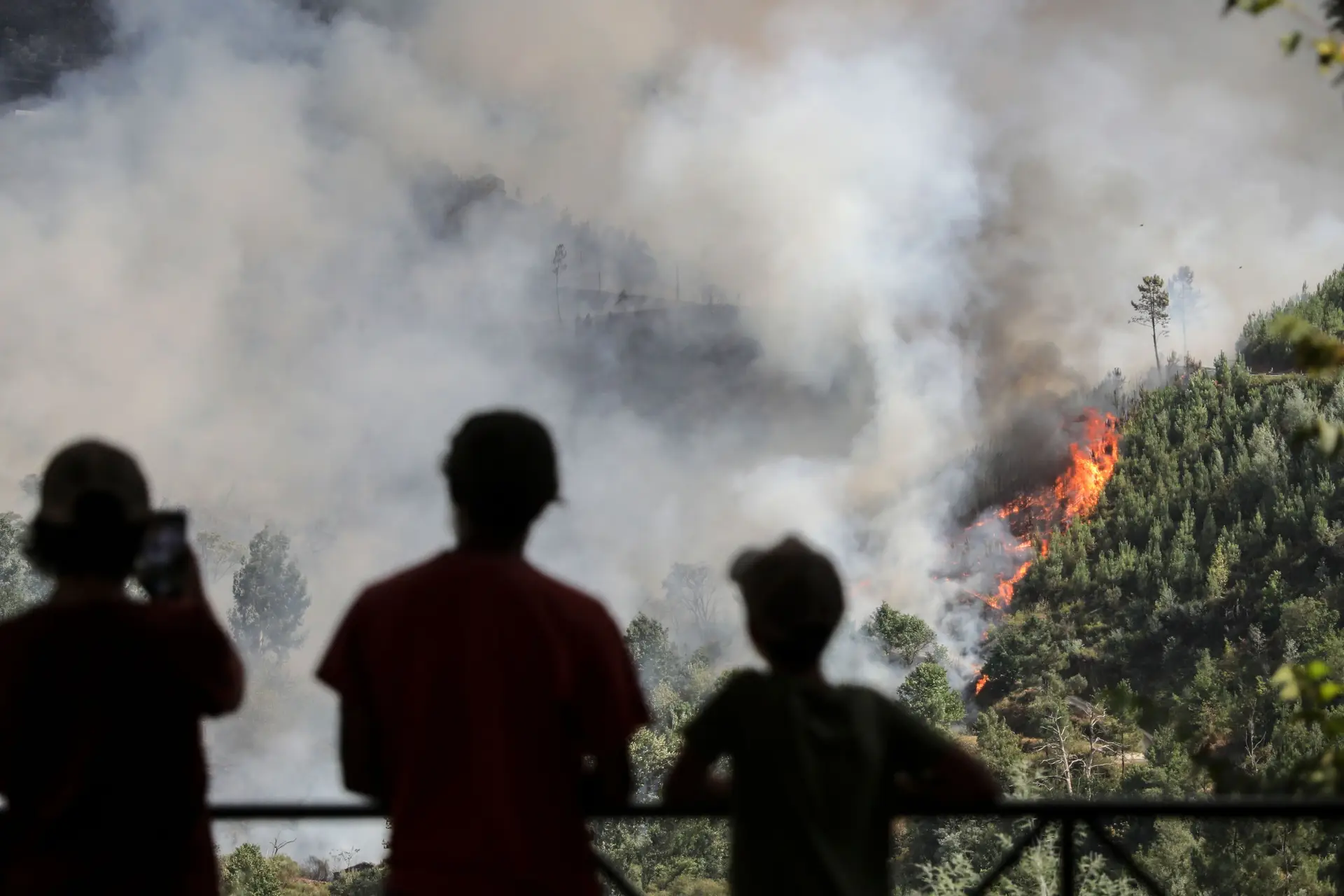 Conselho de Ministros reúne-se esta quinta-feira para aprovar medidas de apoio às populações afetadas pelos fogos