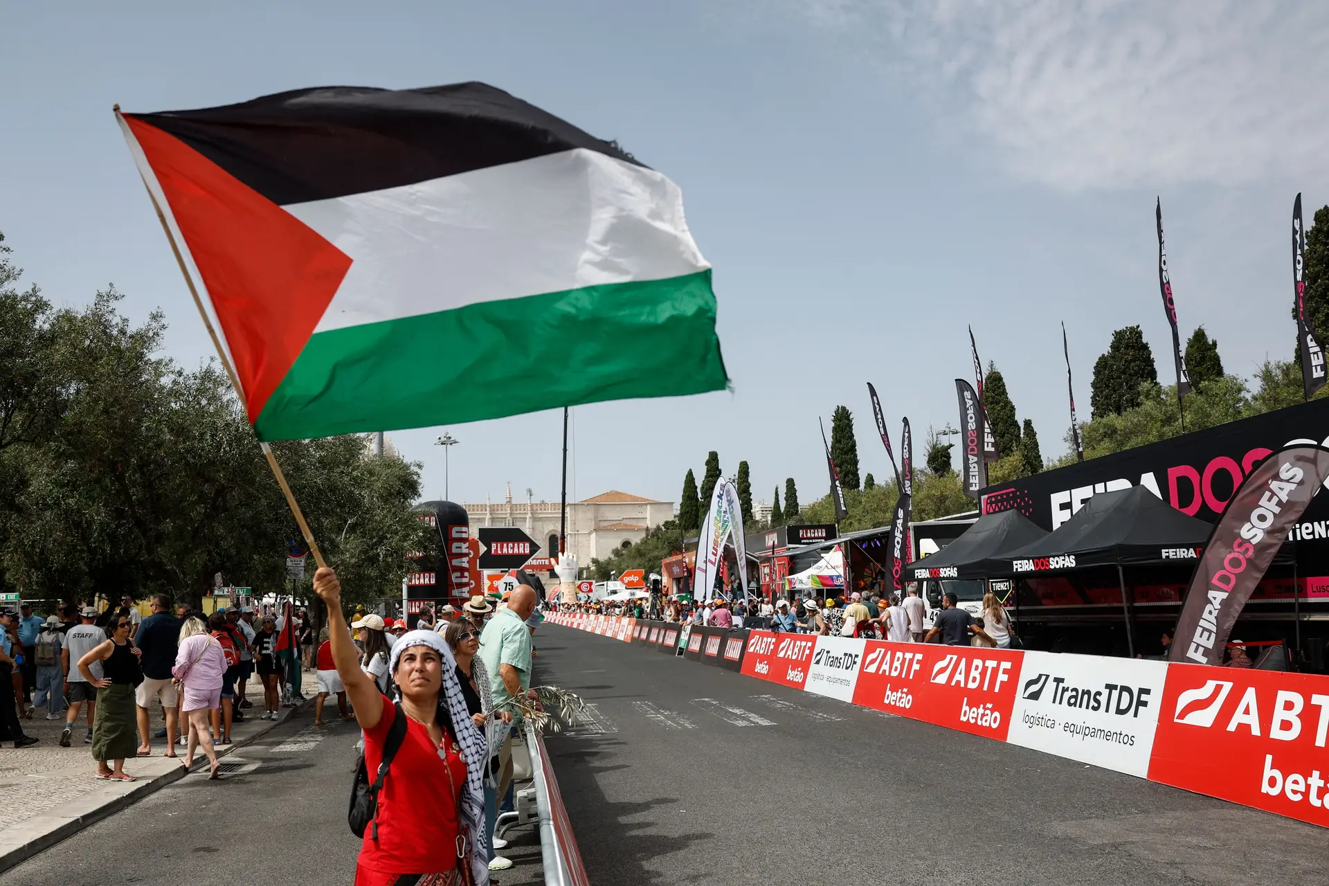 Volta a Portugal: ativistas denunciam "genocídio" na Palestina em protesto contra participação de equipa israelita