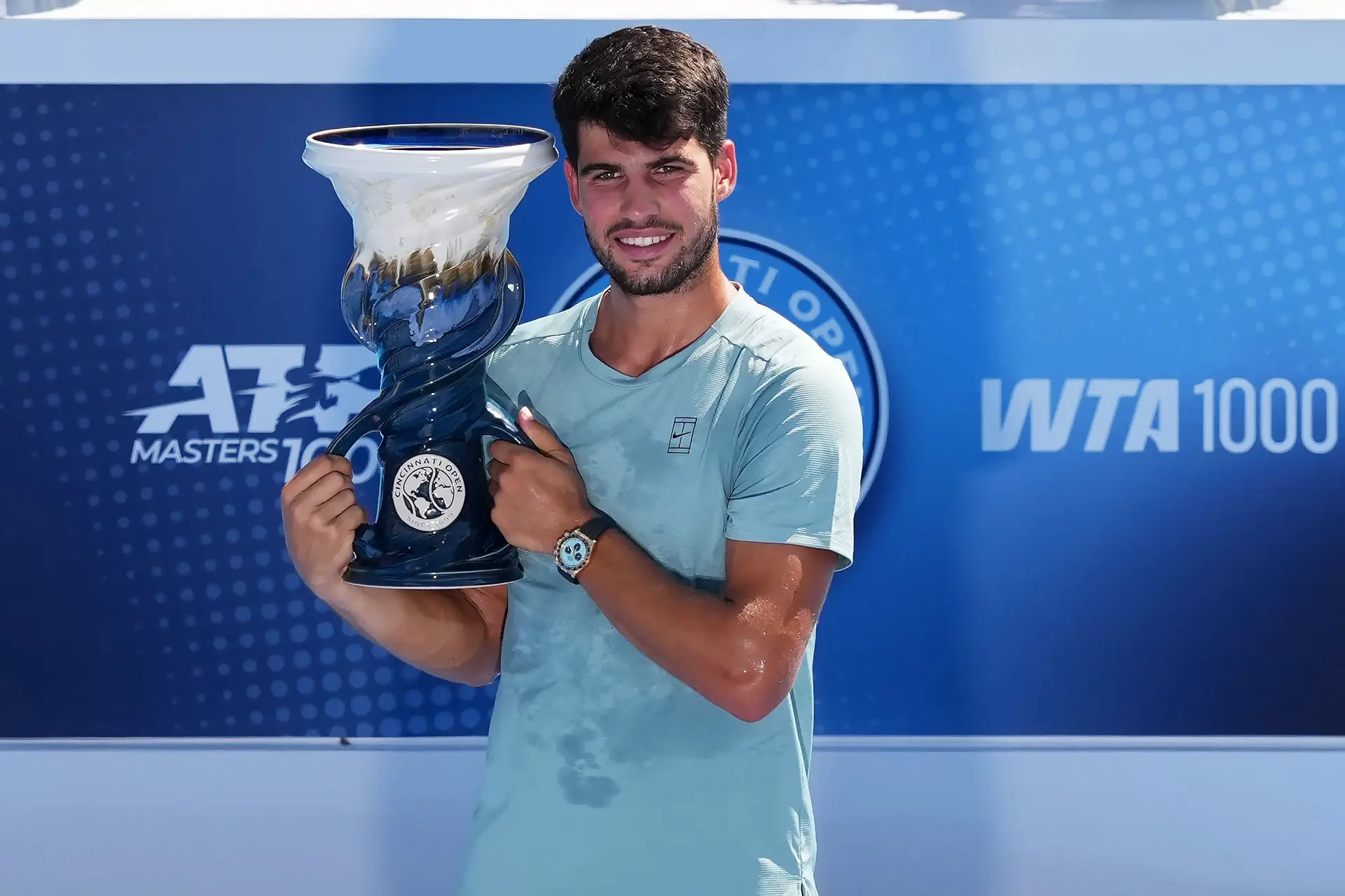 Tenista Carlos Alcaraz vence torneio de Cincinnati por desistência de Sinner