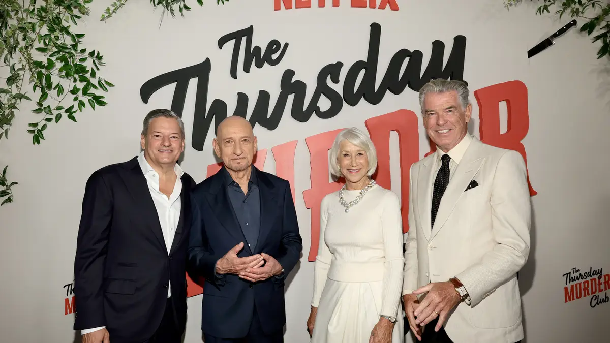 Ted Sarandos, Ben Kingsley, Helen Mirren e Pierce Brosnan assistem à exibição especial de The Thursday Murder Club a 14 de agosto de 2025, na cidade de Nova Iorque.