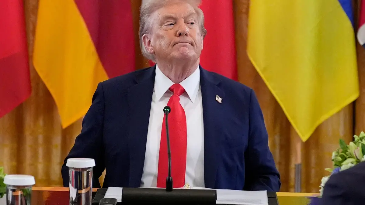 O Presidente Donald Trump numa reunião com o Presidente ucraniano, Volodymyr Zelenskyy, e líderes europeus, na Sala Este da Casa Branca, na segunda-feira, 18 de agosto de 2025, em Washington.