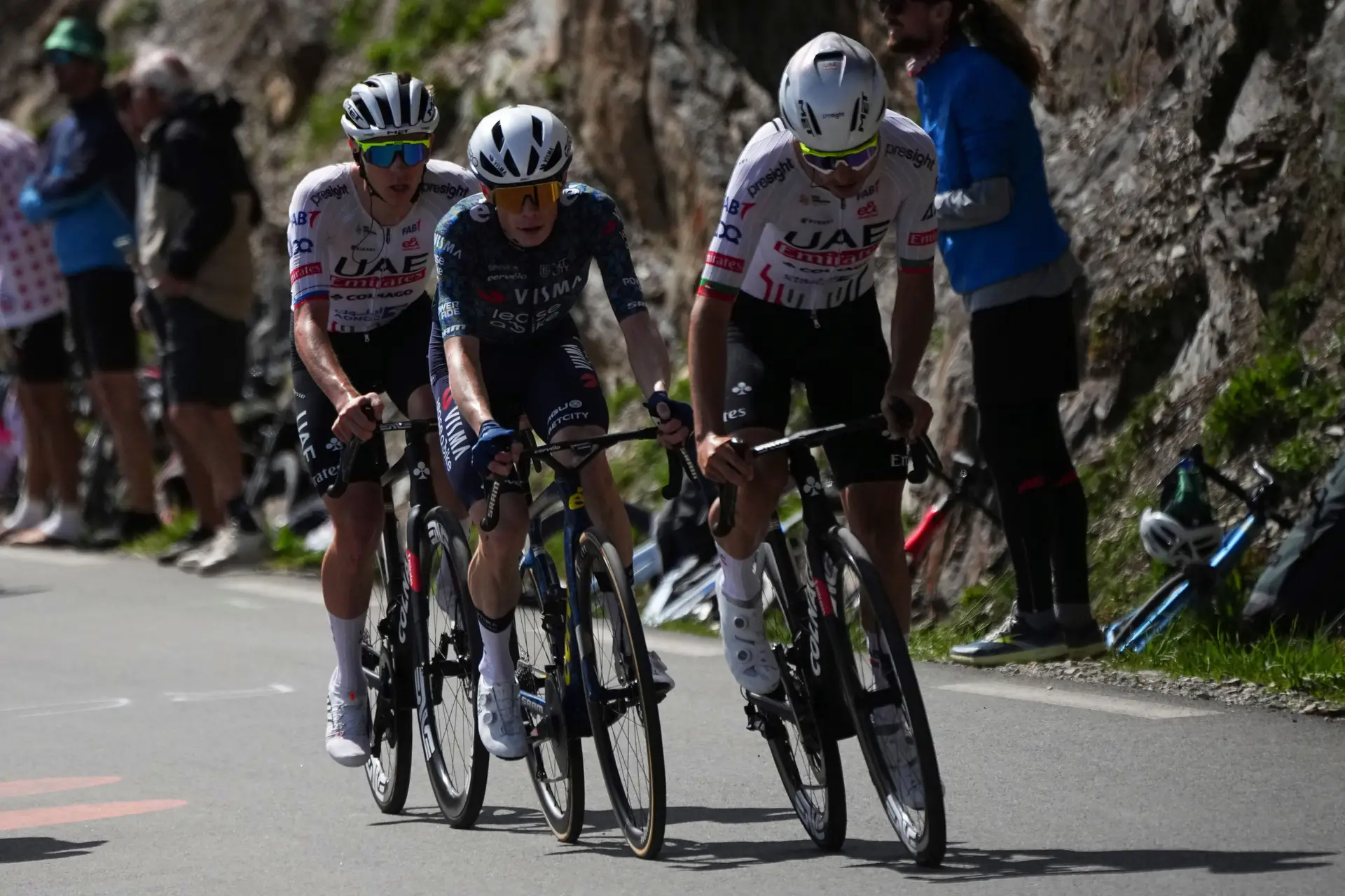 Pogacar, Vingegaard e Ayuso durante a Volta a França, em 2024. 