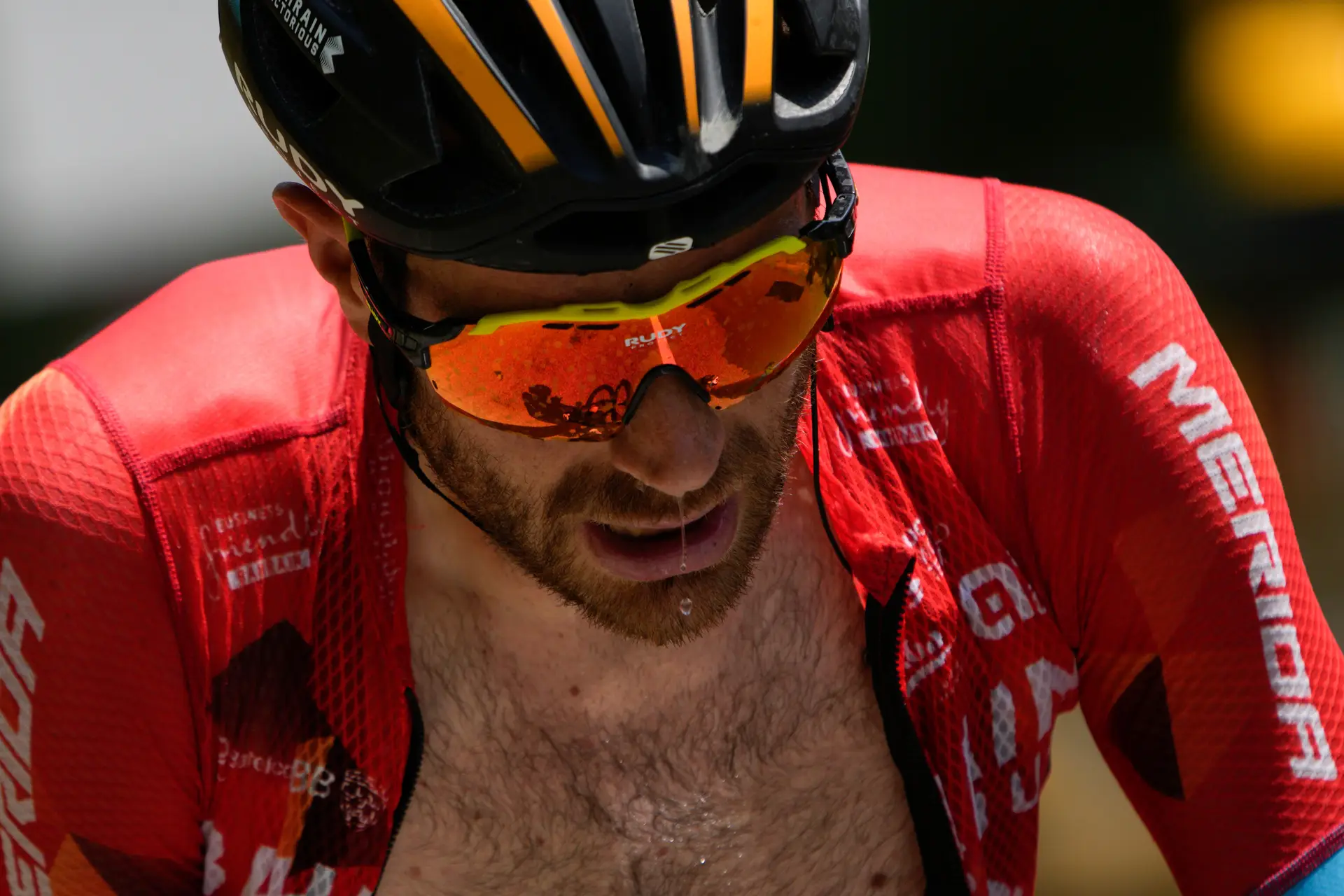 Italiano Damiano Caruso fratura a mão e fica de fora da Volta a Espanha