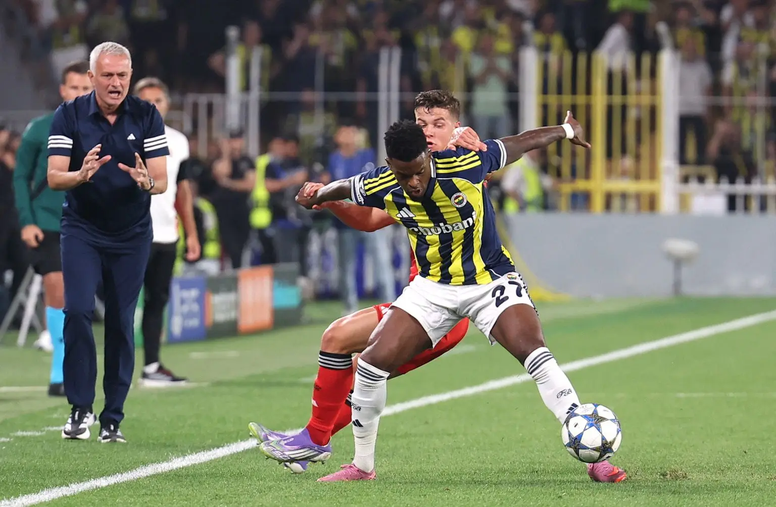 Fenerbahçe vence para o campeonato antes de visitar o Estádio da Luz