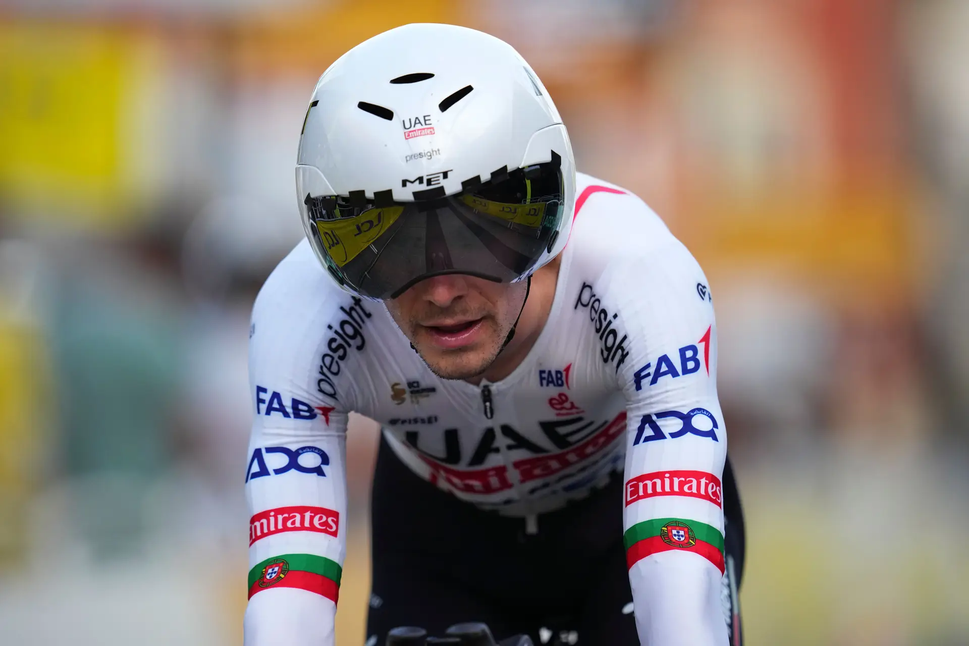 João Almeida feliz por sair "são e salvo" de dia caótico na Volta a Espanha