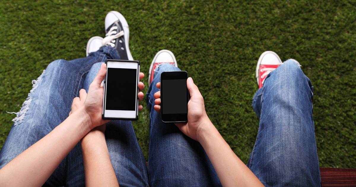 Como controlar o vício do telemóvel: estratégias dos pais para reduzir o tempo de ecrã dos filhos