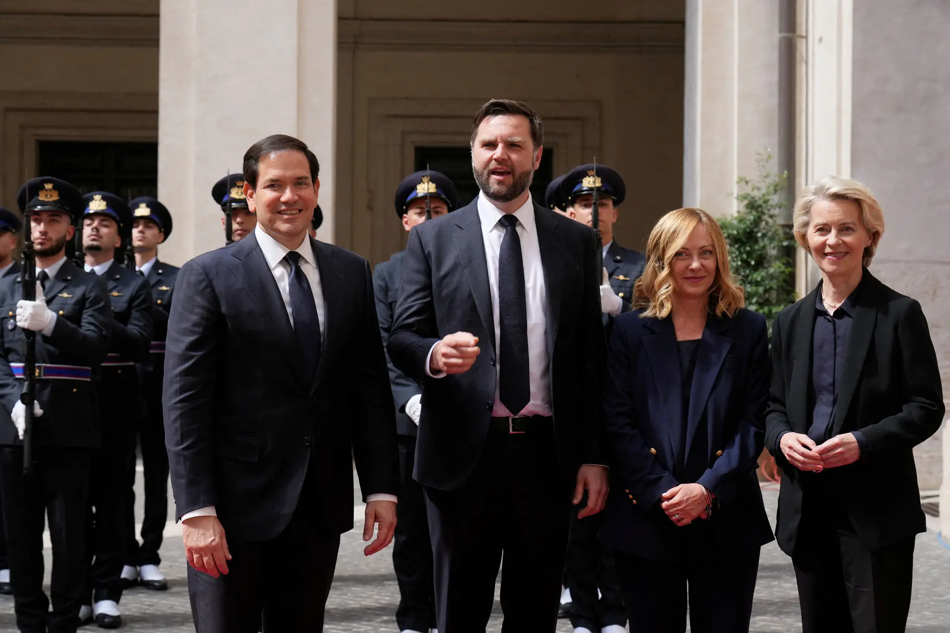 Chefes da diplomacia dos EUA e da Europa discutiram "solução negociada duradoura" para a Ucrânia