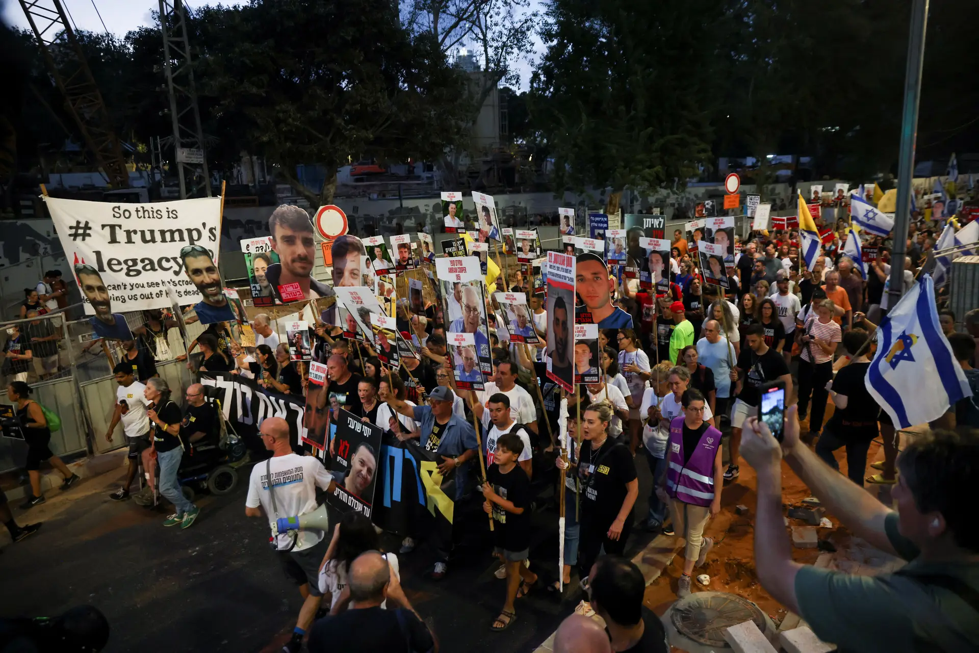 Manifestantes participam numa manifestação para exigir o fim imediato da guerra em Gaza e a libertação de todos os reféns sequestrados durante o ataque mortal de 7 de outubro de 2023 a Israel, realizado pelo Hamas, em Tel Aviv, Israel, a 26 de agosto de 2025.