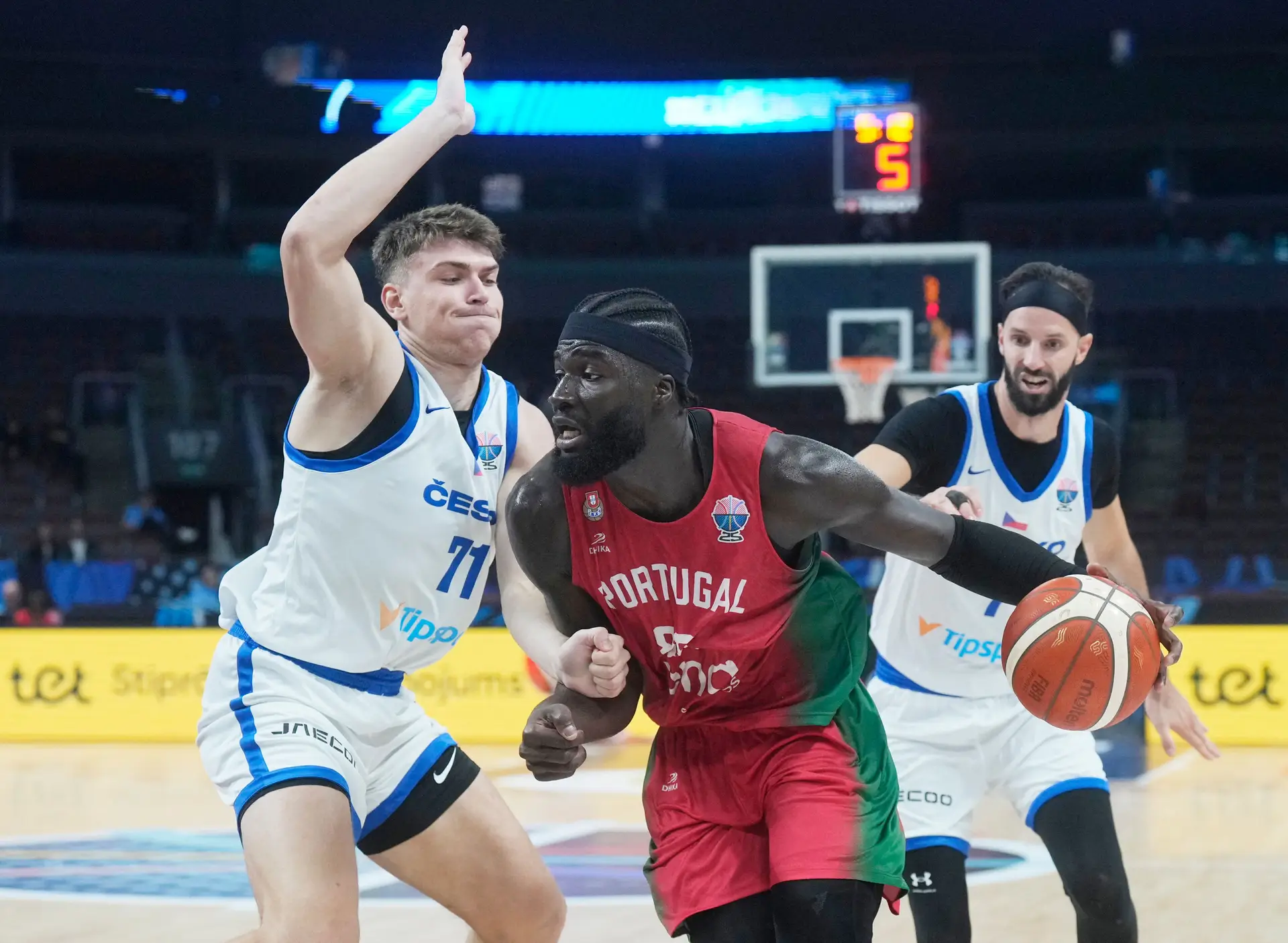 Neemias Queta em ação no Chéquia-Portugal