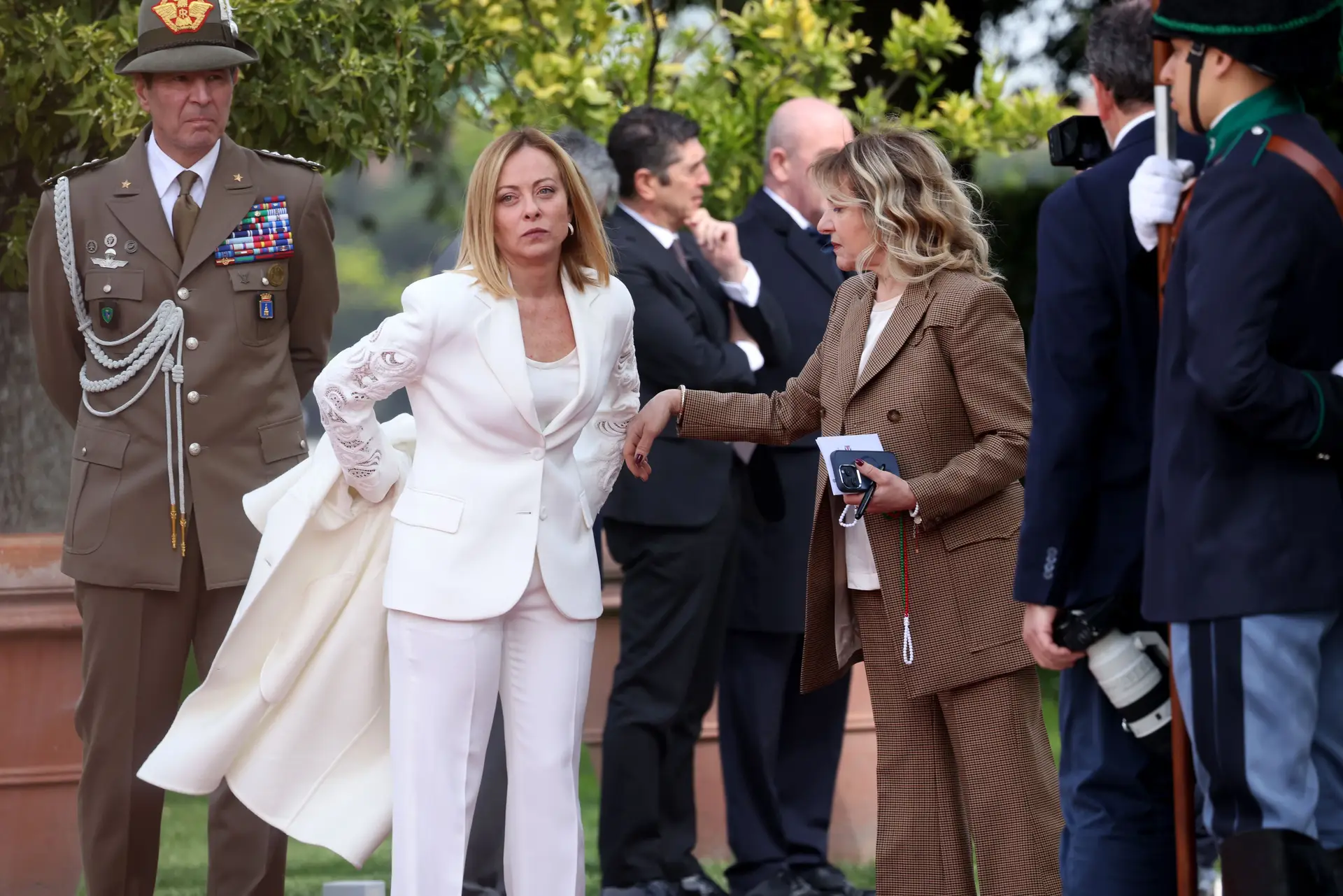 A primeira-ministra italiana, Giorgia Meloni, acompanhada pela sua irmã Arianna Meloni, na Villa Doria Pamphili, durante o terceiro dia da visita oficial de Estado do Rei Carlos III e da Rainha Camilla à República Italiana, em 9 de abril de 2025, em Roma, Itália.