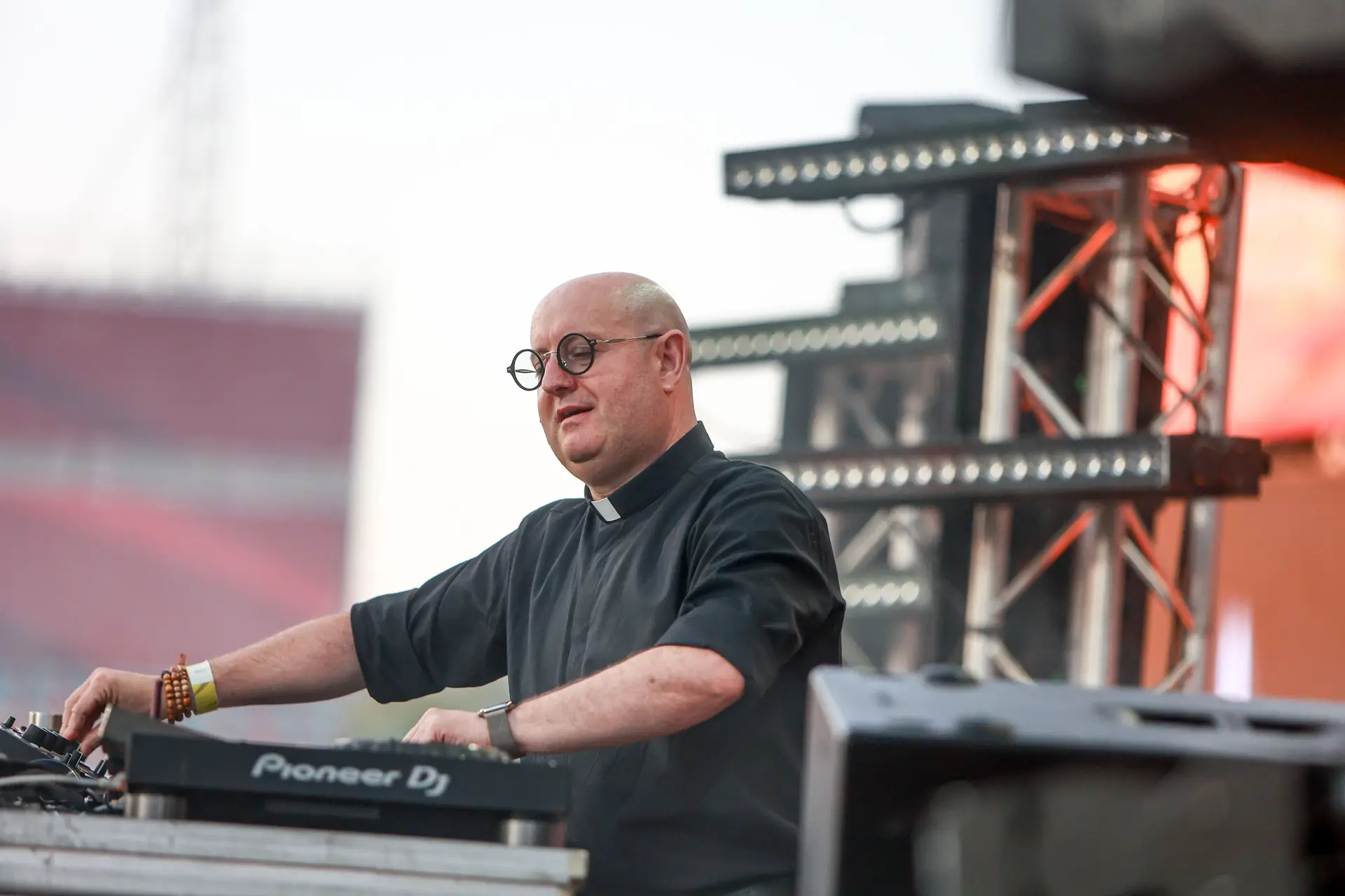 Padre Guilherme leva festival espanhol ao rubro com remix do tema de 'Super Mario'