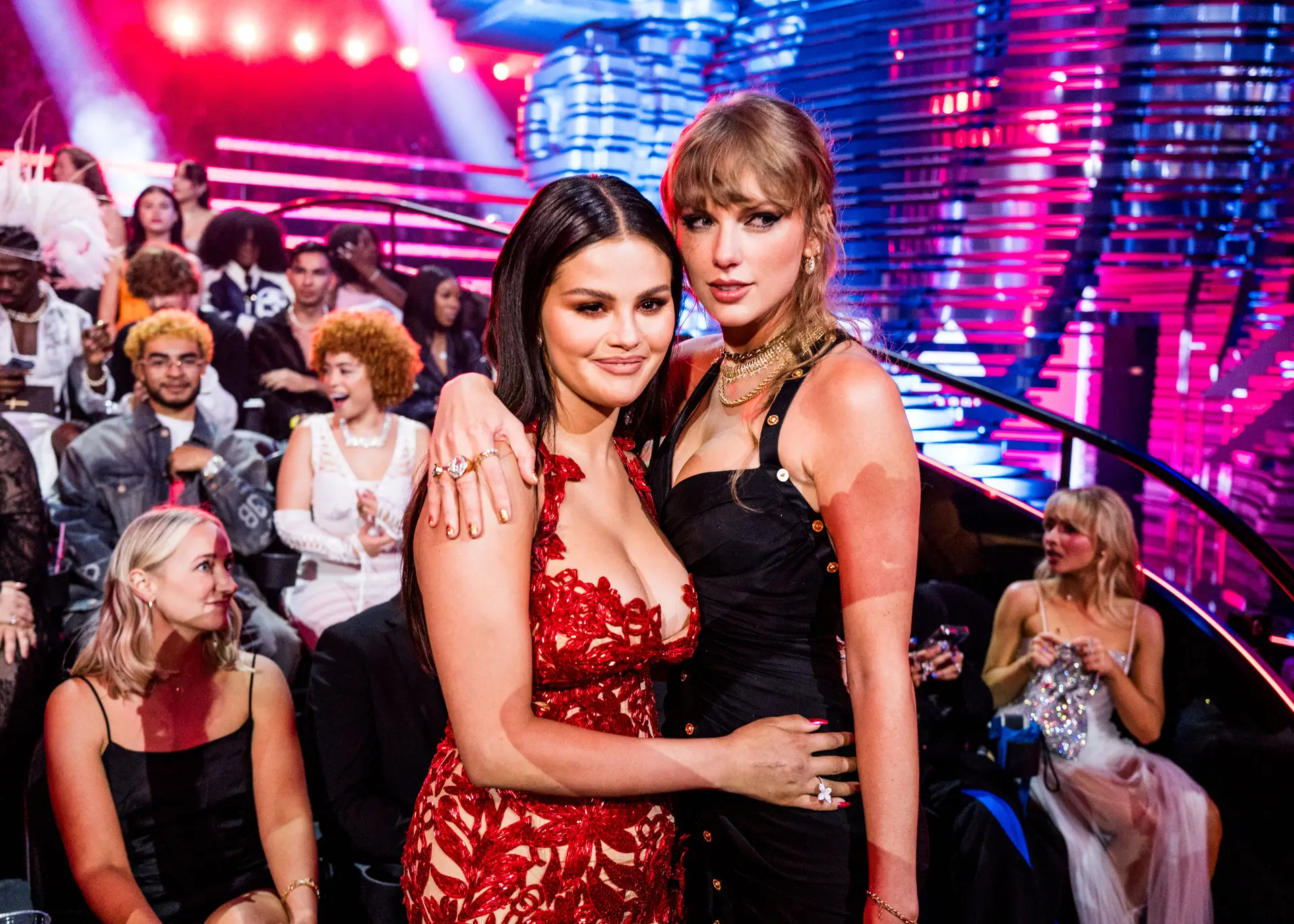 As cantoras Selena Gomez e Taylor Swift nos Video Music Awards (VMAs) 2023 no Prudential Center, em Newark, Nova Jérsia, a 12 de setembro de 2023.