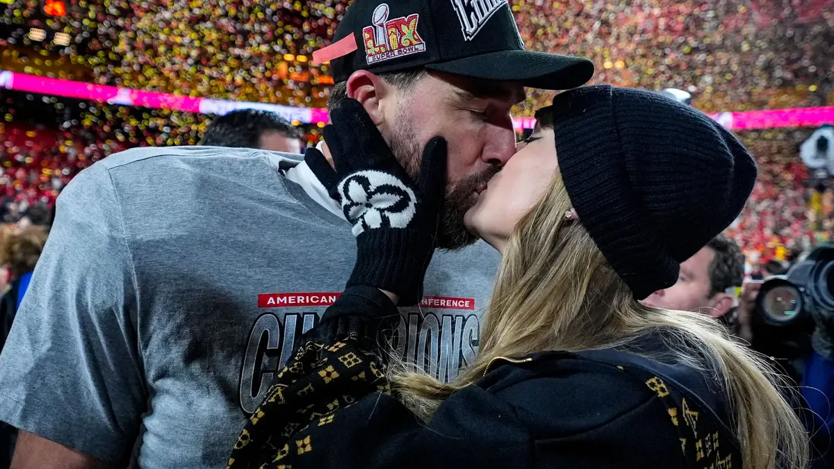 O tight end dos Kansas City Chiefs, Travis Kelce, e Taylor Swift beijam-se após o jogo do Campeonato da AFC contra os Buffalo Bills, a 26 de janeiro de 2025, em Kansas City, Missouri.