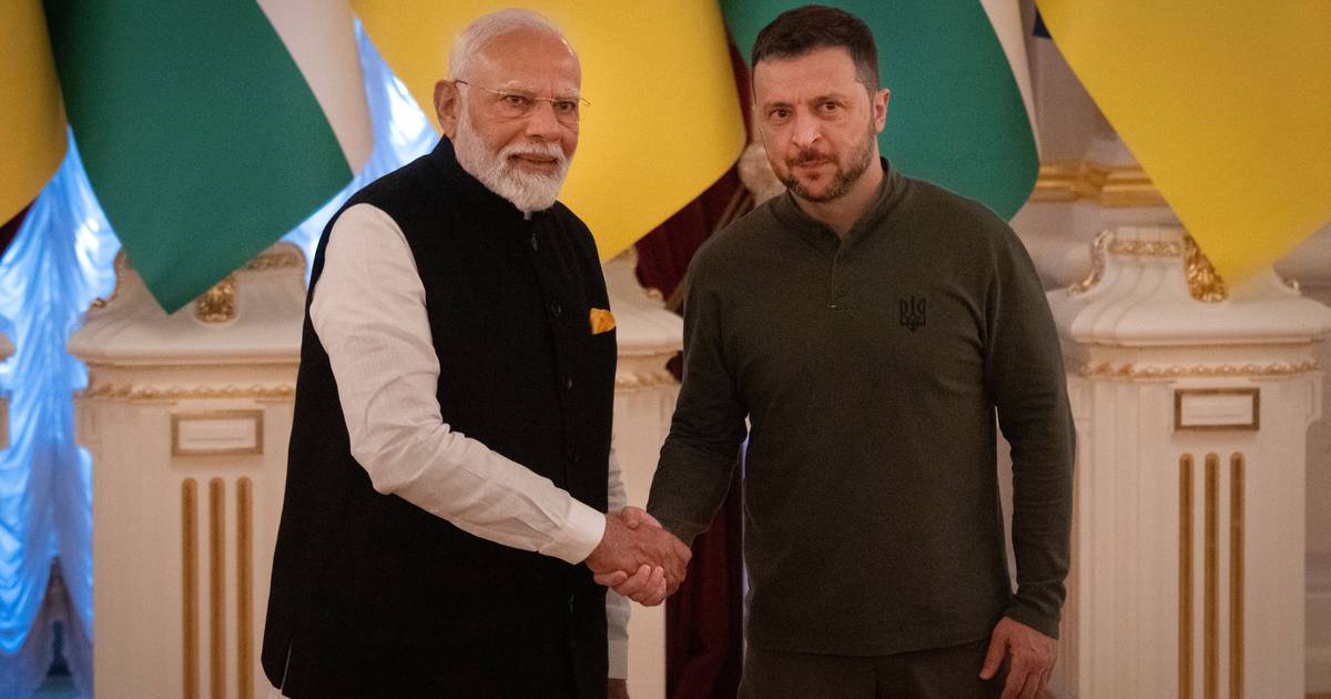 Primeiro-ministro indiano conversa com Volodymyr Zelensky antes de se encontrar com Vladimir Putin