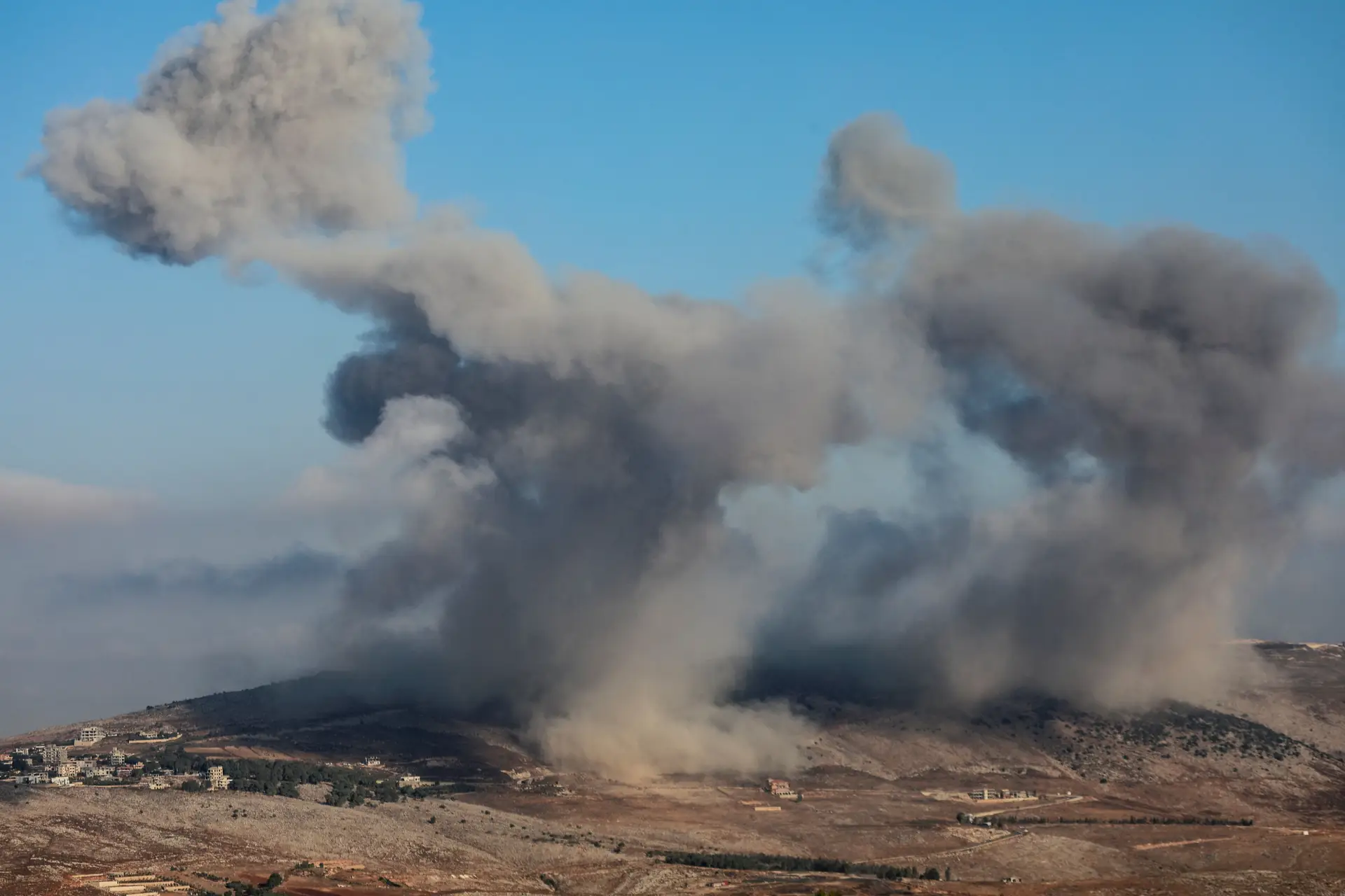 Israel bombardeia infraestrutura do Hezbollah no sul do Líbano