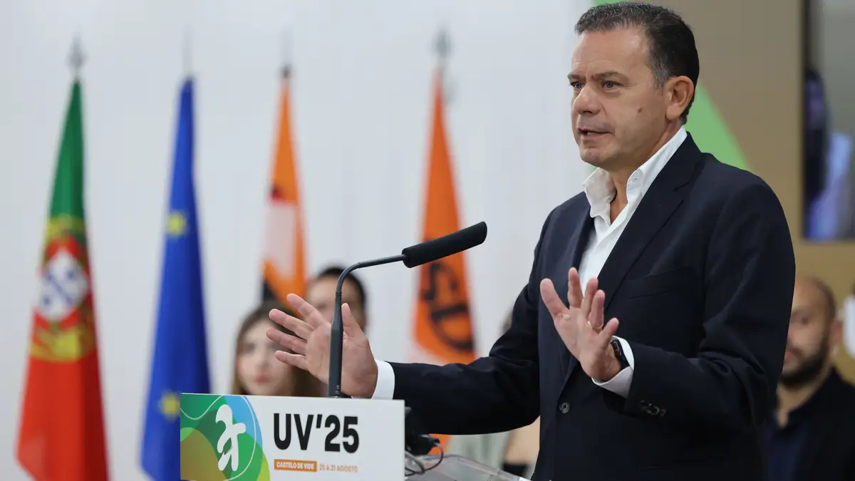 O presidente do Partido Social Democrata (PSD), Luís Montenegro, discursa na sessão de encerramento da Universidade de Verão do PSD, realizada numa unidade hoteleira de Castelo de Vide, 31 de agosto de 2025. 