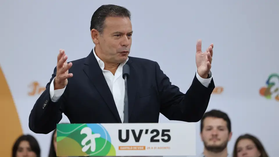 O presidente do Partido Social Democrata (PSD), Luís Montenegro, discursa na sessão de encerramento da Universidade de Verão do PSD, realizada numa unidade hoteleira de Castelo de Vide, 31 de agosto de 2025.