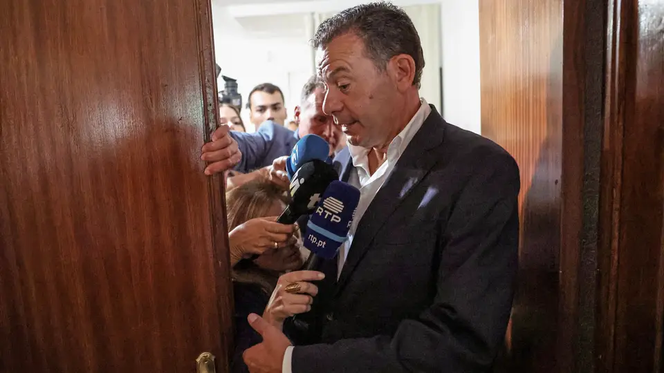 O presidente do Partido Social Democrata (PSD), Luís Montenegro, interrogado pelos jornalistas se tem receio de divulgar a matriz dos imóveis, ao que respondeu: "Isso é um perfeito disparate", no final da sessão de encerramento da Universidade de Verão do PSD, realizada numa unidade hoteleira de Castelo de Vide, 31 de agosto de 2025. 