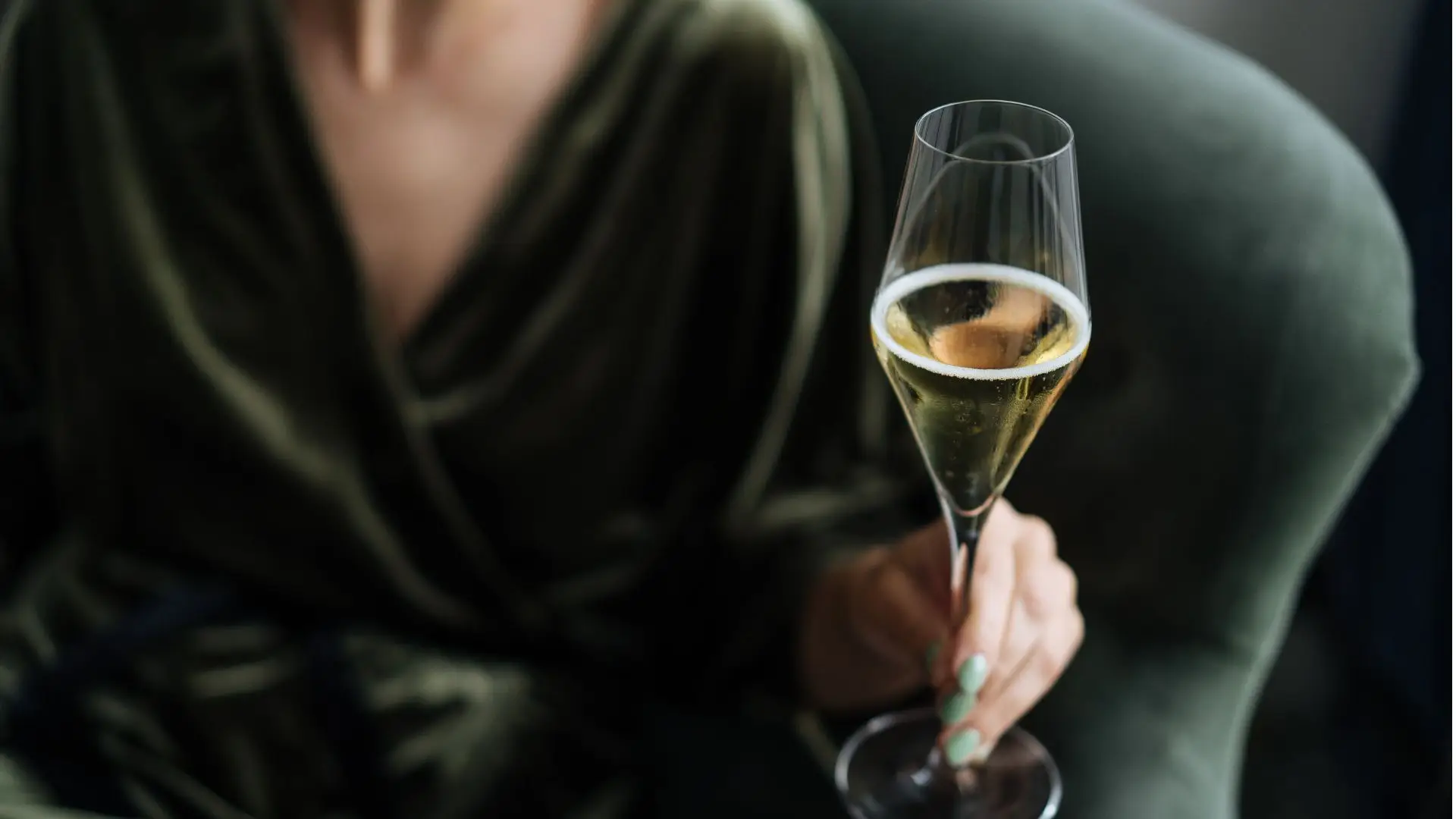 Champanhe ou vinho branco reduzem risco de morte súbita cardíaca? Cardiologista explica