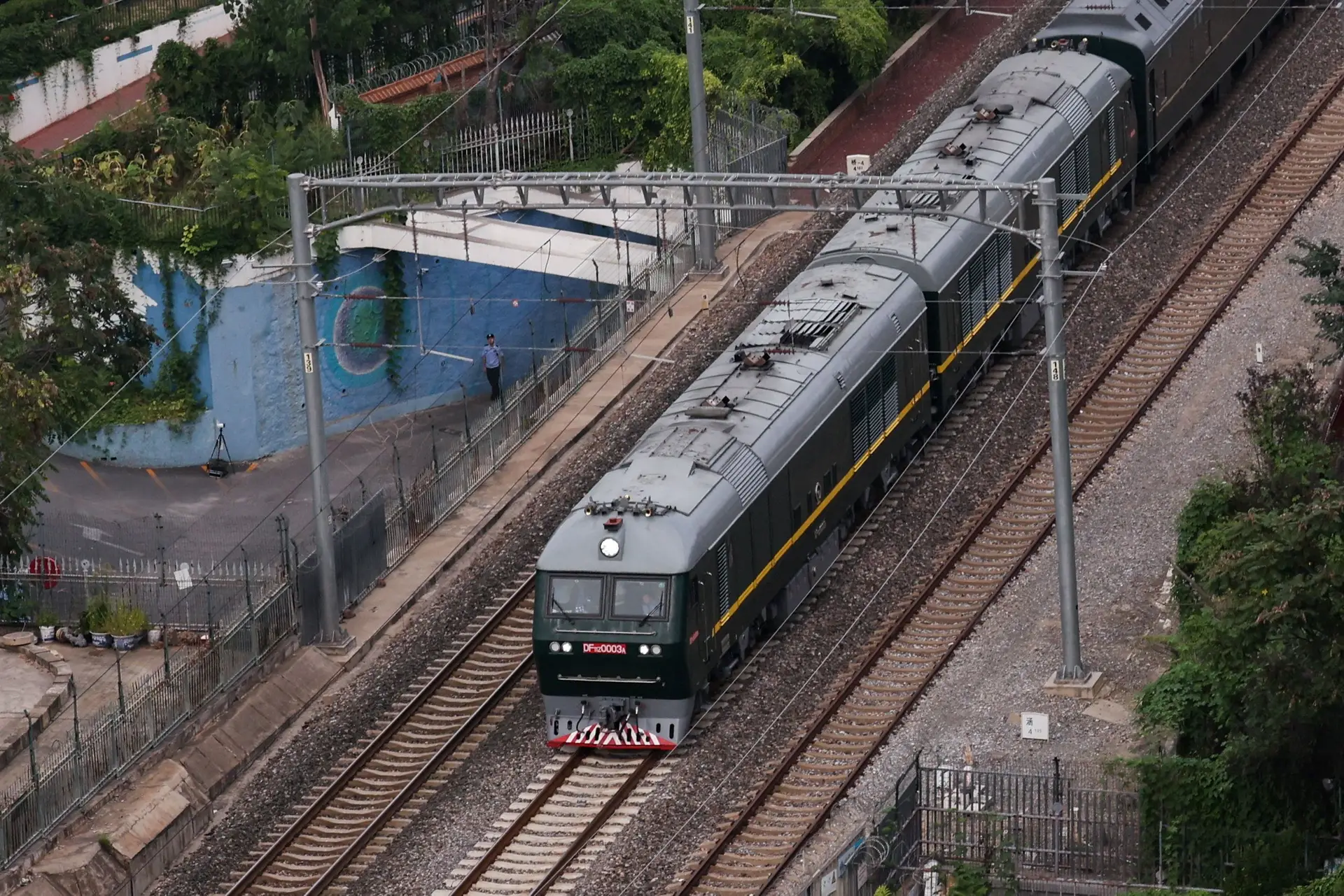 Kim Jong-un chega a Pequim em comboio blindado para assistir a desfile militar